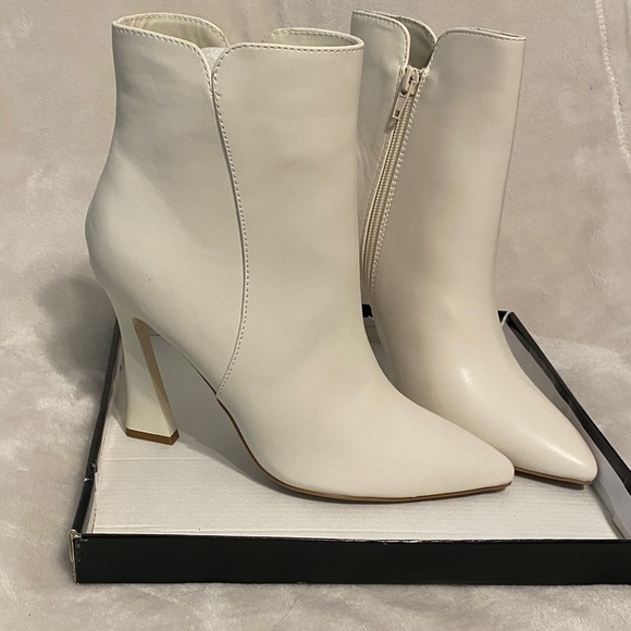 Qupid Cream Ankle Booties - Picture 6 of 6